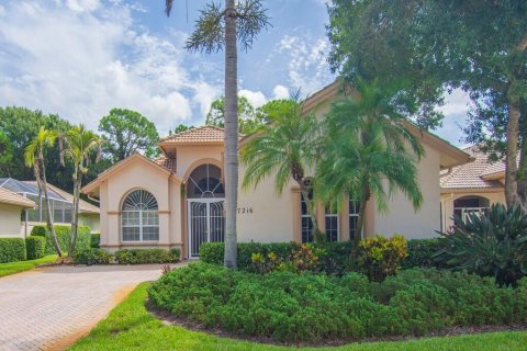 House in Port St. Lucie, Florida 3 bedrooms, 208.19 sq.m. № 2368400
