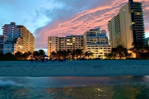 Condominio en alquiler en Miami Beach, Florida, 1 dormitorio, 87.51 m2 № 2030586 - foto 25