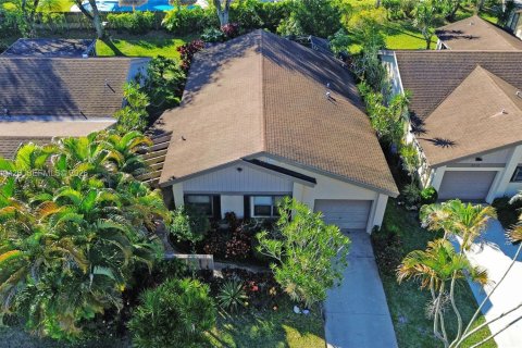 House in Coconut Creek, Florida 2 bedrooms, 128.11 sq.m. № 2005003 - photo 1