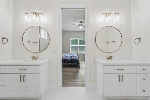 House in Lady Lake, Florida 5 bedrooms, 227.42 sq.m. № 2207807 - photo 13