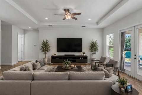 House in Lady Lake, Florida 5 bedrooms, 227.42 sq.m. № 2207807 - photo 11