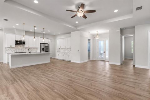 House in Lady Lake, Florida 5 bedrooms, 227.42 sq.m. № 2207807 - photo 10