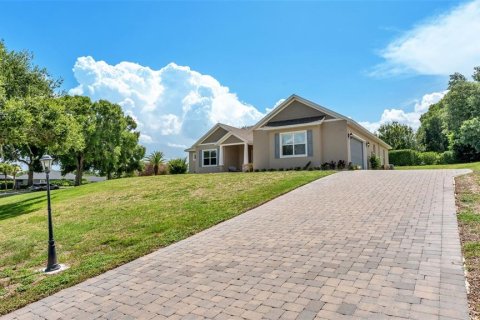 House in Lady Lake, Florida 5 bedrooms, 227.42 sq.m. № 2207807 - photo 2