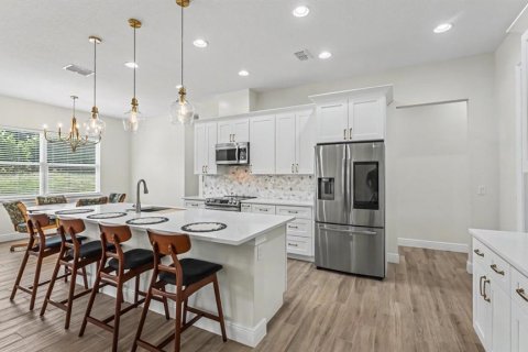 House in Lady Lake, Florida 5 bedrooms, 227.42 sq.m. № 2207807 - photo 6