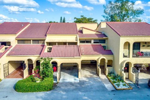 Touwnhouse à louer à Doral, Floride: 2 chambres, 168.15 m2 № 1997663 - photo 2