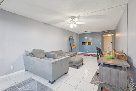 Condo in Plantation, Florida, 1 bedroom № 2154556 - photo 2