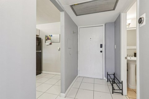 Condo in Plantation, Florida, 1 bedroom № 2154556 - photo 4