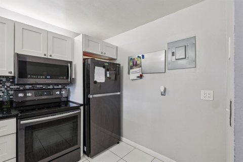 Condo in Plantation, Florida, 1 bedroom № 2154556 - photo 9