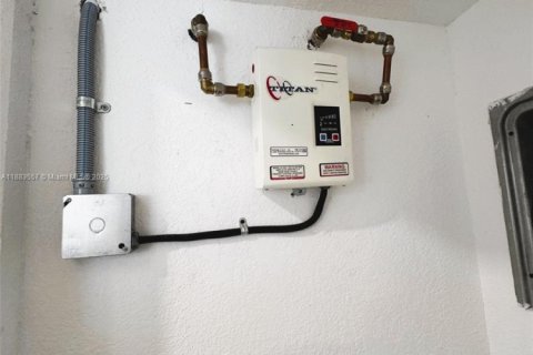 Casa en venta en Miami, Florida, 3 dormitorios, 80.27 m2 № 1978362 - foto 14