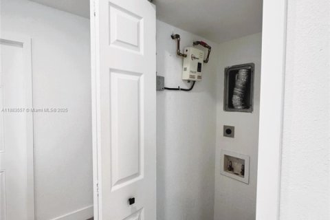 Casa en venta en Miami, Florida, 3 dormitorios, 80.27 m2 № 1978362 - foto 12