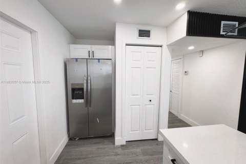 Casa en venta en Miami, Florida, 3 dormitorios, 80.27 m2 № 1978362 - foto 11