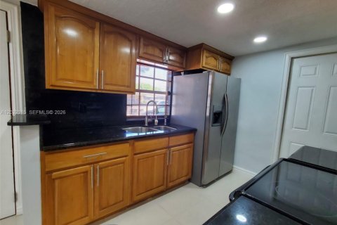 Casa en alquiler en Miami, Florida, 3 dormitorios, 156.26 m2 № 2077440 - foto 9
