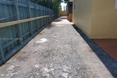 Casa en alquiler en Miami, Florida, 3 dormitorios, 156.26 m2 № 2077440 - foto 30