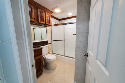 Casa en alquiler en Miami, Florida, 3 dormitorios, 156.26 m2 № 2077440 - foto 17