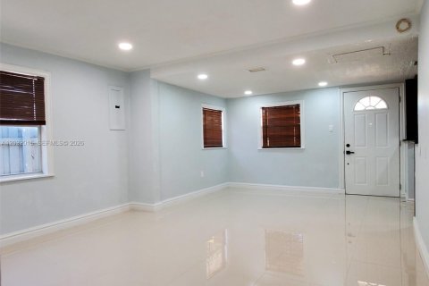 Casa en alquiler en Miami, Florida, 3 dormitorios, 156.26 m2 № 2077440 - foto 5