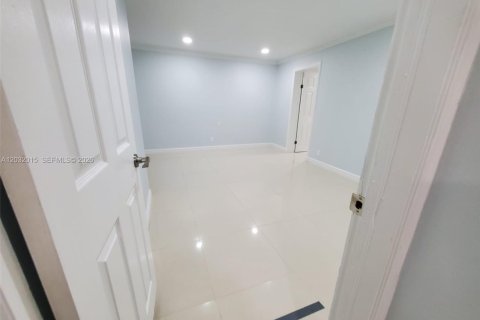 Casa en alquiler en Miami, Florida, 3 dormitorios, 156.26 m2 № 2077440 - foto 23