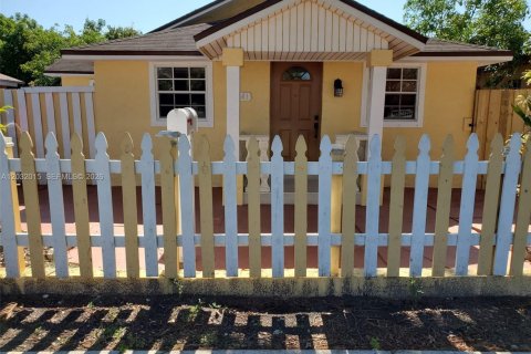 Casa en Miami, Florida 3 dormitorios, 156.26 m2 № 2077440