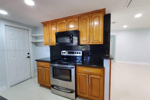 Casa en alquiler en Miami, Florida, 3 dormitorios, 156.26 m2 № 2077440 - foto 8