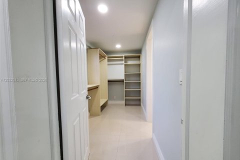 Casa en alquiler en Miami, Florida, 3 dormitorios, 156.26 m2 № 2077440 - foto 13