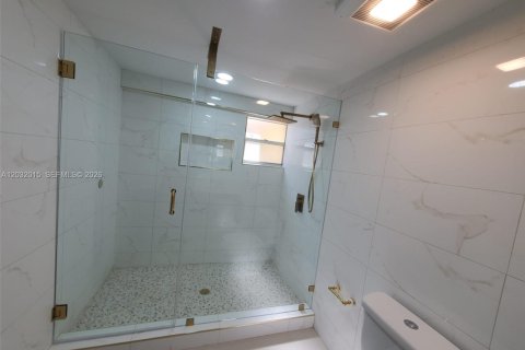 Casa en alquiler en Miami, Florida, 3 dormitorios, 156.26 m2 № 2077440 - foto 12