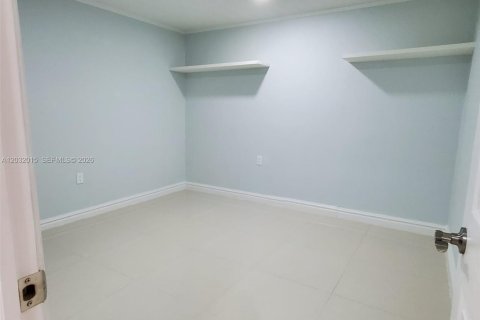 Casa en alquiler en Miami, Florida, 3 dormitorios, 156.26 m2 № 2077440 - foto 25