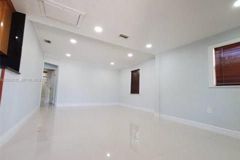 Casa en alquiler en Miami, Florida, 3 dormitorios, 156.26 m2 № 2077440 - foto 4