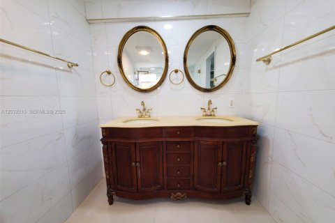 Casa en alquiler en Miami, Florida, 3 dormitorios, 156.26 m2 № 2077440 - foto 19