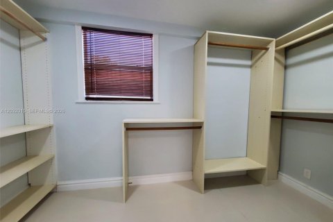 Casa en alquiler en Miami, Florida, 3 dormitorios, 156.26 m2 № 2077440 - foto 16