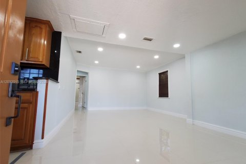 Casa en alquiler en Miami, Florida, 3 dormitorios, 156.26 m2 № 2077440 - foto 7
