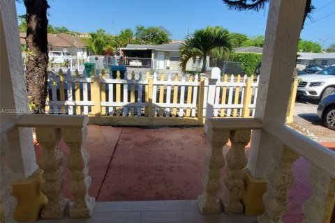 Casa en alquiler en Miami, Florida, 3 dormitorios, 156.26 m2 № 2077440 - foto 2