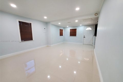 Casa en alquiler en Miami, Florida, 3 dormitorios, 156.26 m2 № 2077440 - foto 24