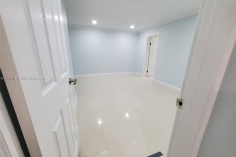 Casa en alquiler en Miami, Florida, 3 dormitorios, 156.26 m2 № 2077440 - foto 6