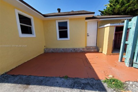 Casa en alquiler en Miami, Florida, 3 dormitorios, 156.26 m2 № 2077440 - foto 3