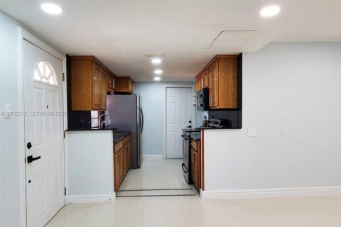 Casa en alquiler en Miami, Florida, 3 dormitorios, 156.26 m2 № 2077440 - foto 10