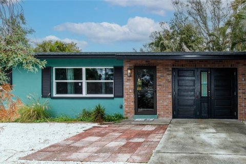 House in Largo, Florida 2 bedrooms, 95.88 sq.m. № 1538996 - photo 1