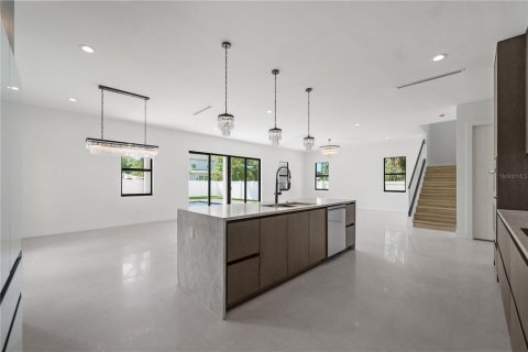 House in Tampa, Florida 4 bedrooms, 334.54 sq.m. № 2100799 - photo 16