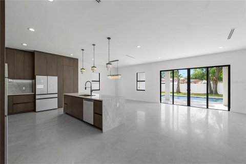 House in Tampa, Florida 4 bedrooms, 334.54 sq.m. № 2100799 - photo 12