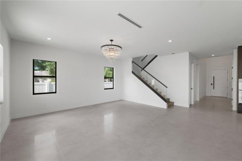 House in Tampa, Florida 4 bedrooms, 334.54 sq.m. № 2100799 - photo 20