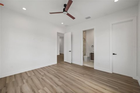 House in Tampa, Florida 4 bedrooms, 334.54 sq.m. № 2100799 - photo 30