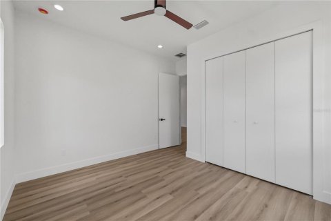 House in Tampa, Florida 4 bedrooms, 334.54 sq.m. № 2100799 - photo 26