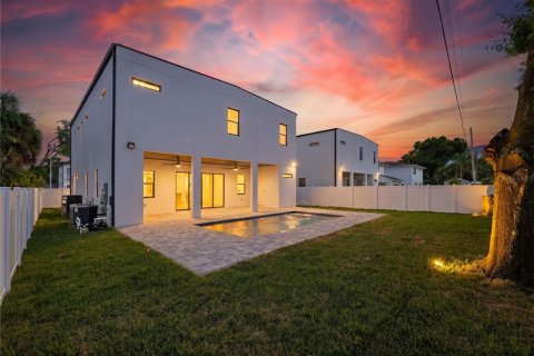 House in Tampa, Florida 4 bedrooms, 334.54 sq.m. № 2100799 - photo 3