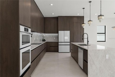 House in Tampa, Florida 4 bedrooms, 334.54 sq.m. № 2100799 - photo 13