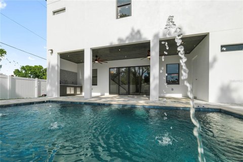 House in Tampa, Florida 4 bedrooms, 334.54 sq.m. № 2100799 - photo 4