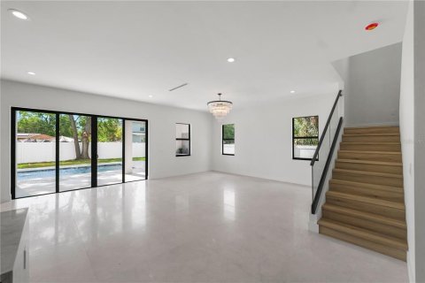 House in Tampa, Florida 4 bedrooms, 334.54 sq.m. № 2100799 - photo 19