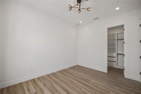 House in Tampa, Florida 4 bedrooms, 334.54 sq.m. № 2100799 - photo 23