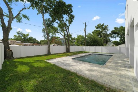 House in Tampa, Florida 4 bedrooms, 334.54 sq.m. № 2100799 - photo 9