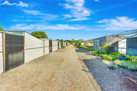 Commercial property in Miami, Florida № 2006013 - photo 9