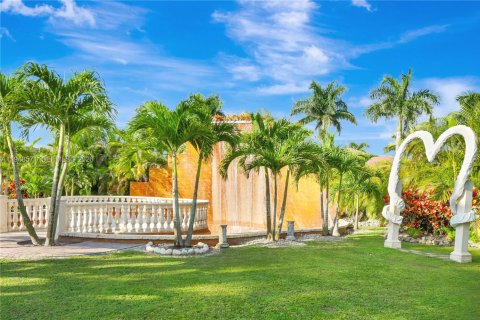 Commercial property in Miami, Florida № 2006013 - photo 15