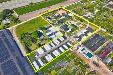 Commercial property in Miami, Florida № 2006013