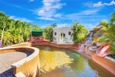 Commercial property in Miami, Florida № 2006013 - photo 18